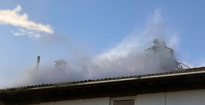 Los bomberos sofocan un incendio en la cubierta de una vivienda de Quintana