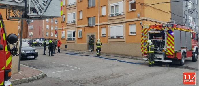 Los bomberos sofocan un incendio en una vivienda de Reinosa