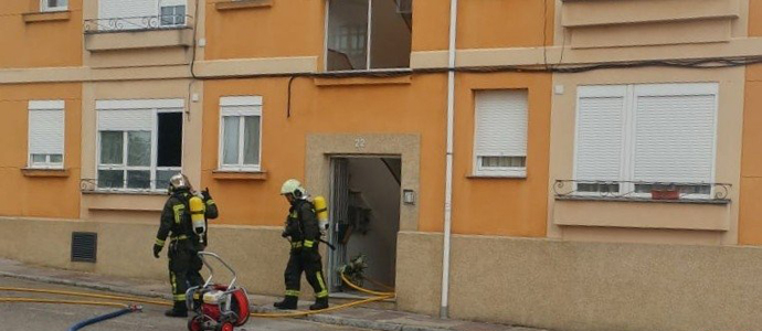 Los bomberos sofocan un incendio en una vivienda de Reinosa