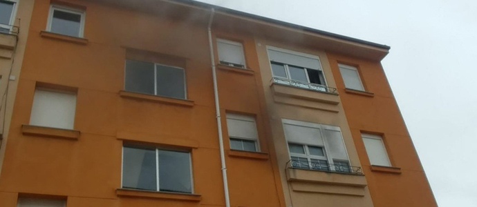 Los bomberos sofocan un incendio en una vivienda de Reinosa