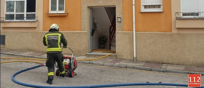 Los bomberos sofocan un incendio en una vivienda de Reinosa