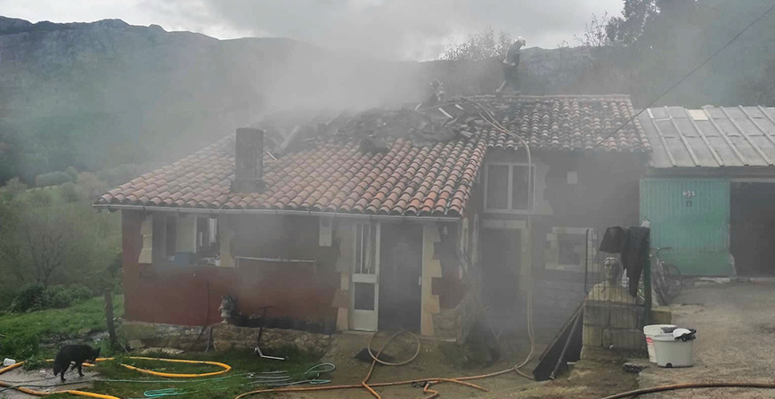 Los bomberos sofocan el incendio de una vivienda de San Felices de Buelna