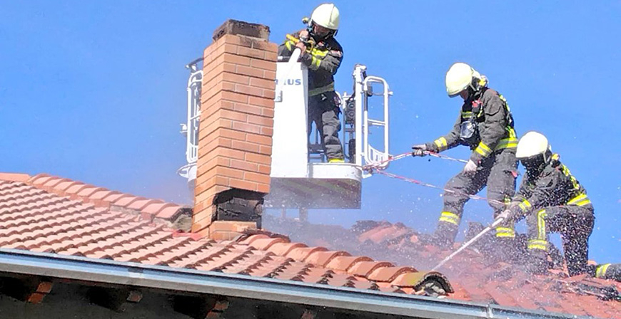 Los bomberos sofocan el incendio de una vivienda en Suano