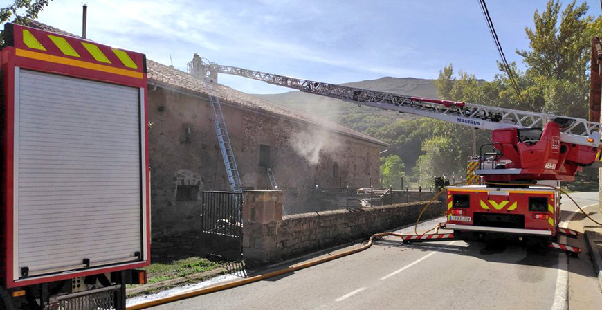 Los bomberos sofocan el incendio de una vivienda en Suano