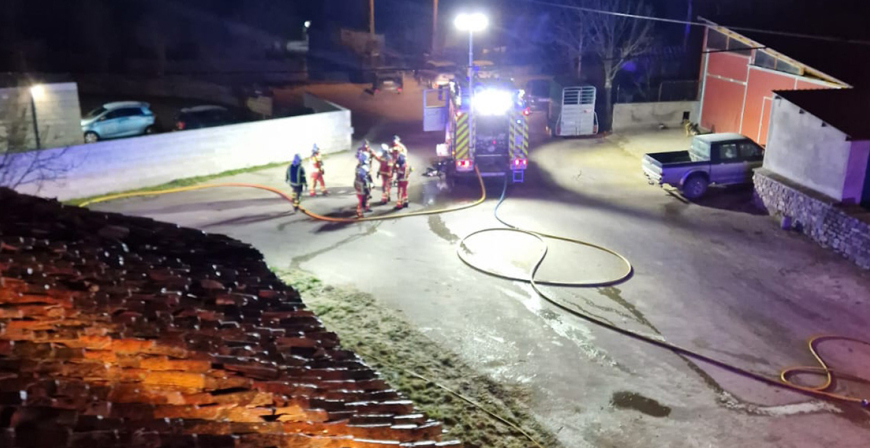Los bomberos sofocan un incendio en una vivienda de Villacantid