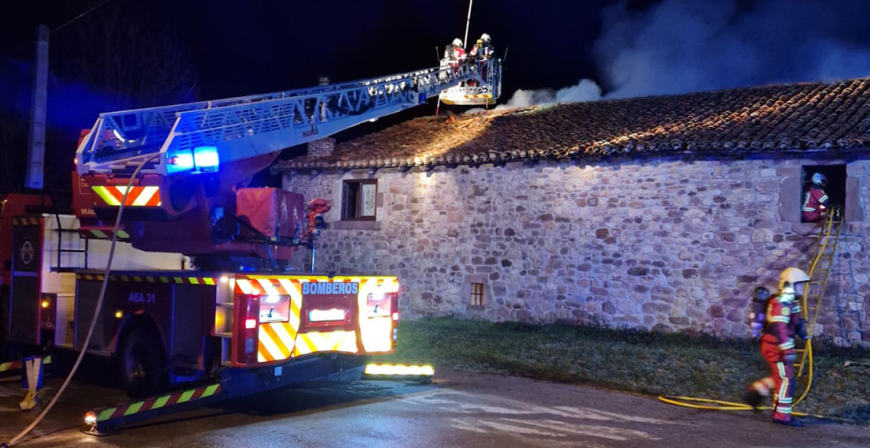 Los bomberos sofocan un incendio en una vivienda de Villacantid