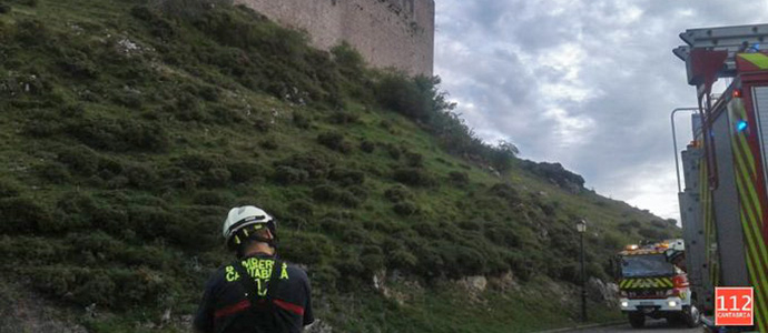 Los bomberos sofocan un pequeo incendio de vegetacin en la zona norte del castillo de Argeso