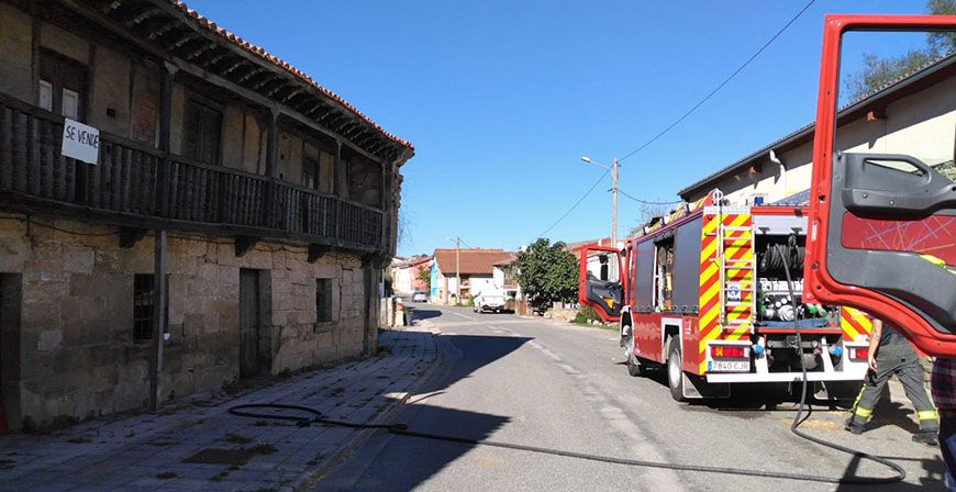 Los bomberos sofocan un pequeño incendio en una casa en obras en Lantueno