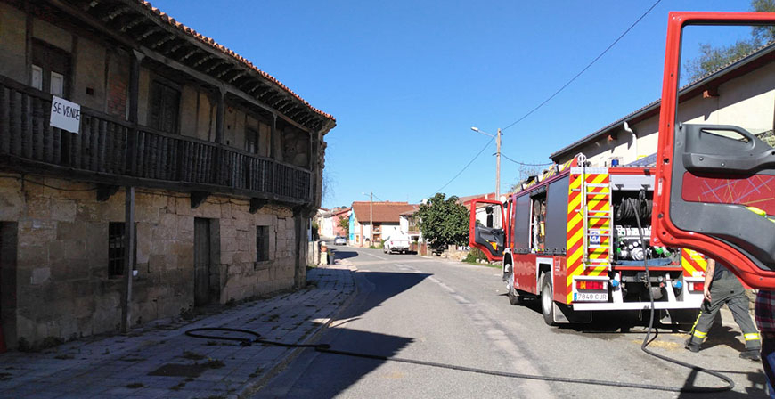 Los bomberos sofocan un pequeo incendio en una casa en obras en Lantueno