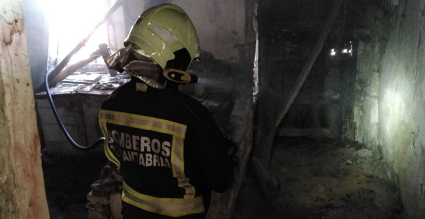 Los bomberos sofocan un pequeo incendio en una casa en obras en Lantueno