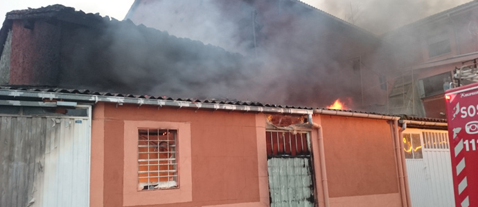 Los bomberos de Soncillo sofocan un incendio en unos garajes de Arija