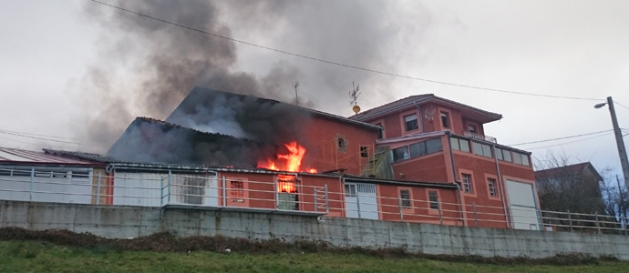 Los bomberos de Soncillo sofocan un incendio en unos garajes de Arija