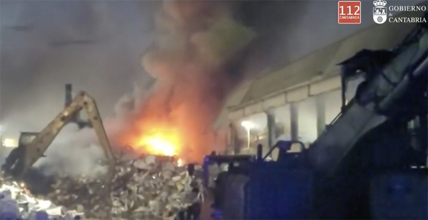 Bomberos de tres parques trabajan en la extincin de un incendio en una industria de residuos metlicos de El Astillero
