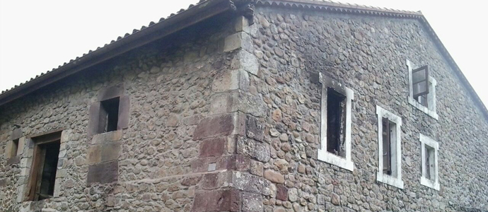 Los bomberos de Valdliga extinguen un incendio en una vivienda de Casar de Periedo