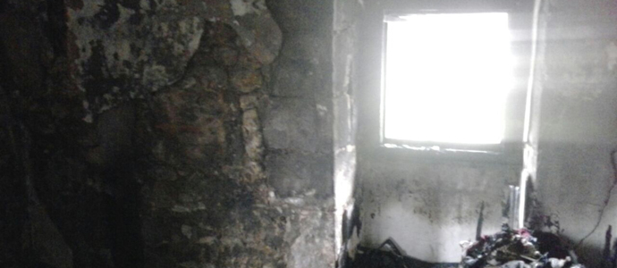 Los bomberos de Valdliga extinguen un incendio en una vivienda de Casar de Periedo