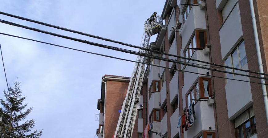 Los bomberos vuelven a retirar ramas con riesgo de cada en el paseo Alejandro Calonge y Sorribero