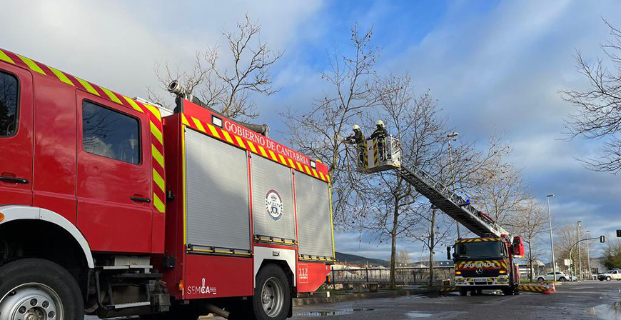 Los bomberos vuelven a retirar ramas con riesgo de cada en el paseo Alejandro Calonge y Sorribero