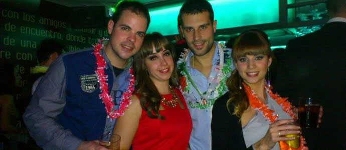 Brindis entre amigas y parejas