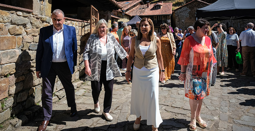 Buruaga entrega a B�rcena Mayor el t�tulo de Pueblo de Cantabria 2025