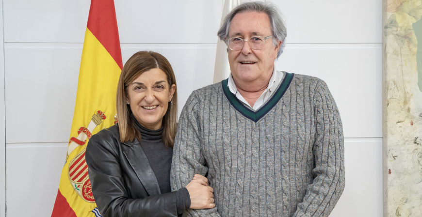 Buruaga felicita a Eduardo Castillo, jefe de Protocolo del Gobierno, tras ser reconocido con el Diploma de servicios distinguidos