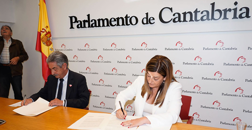 Buruaga firma con Revilla un acuerdo que permitir al Partido Popular gobernar en solitario