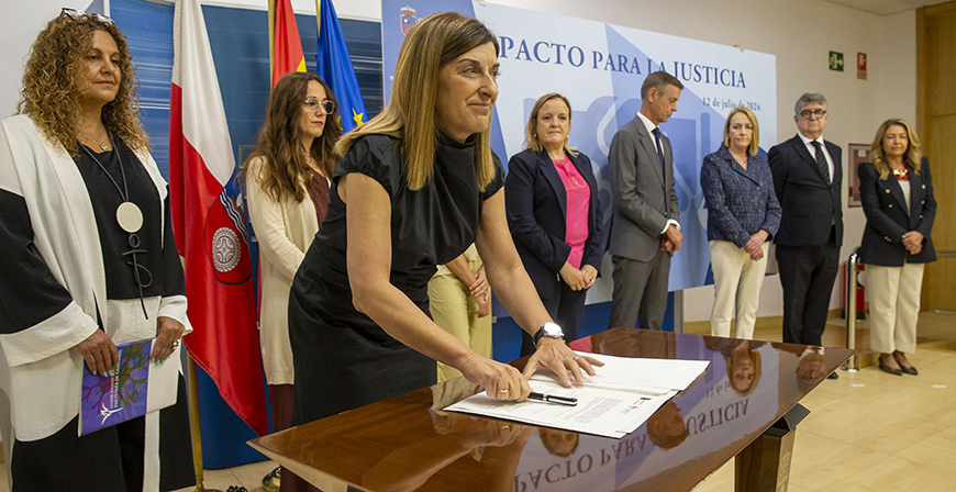 Buruaga firma con todos los colectivos profesionales el primer Pacto para la Justicia en Cantabria