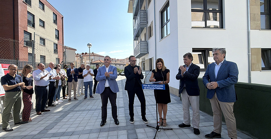 Buruaga inaugura en Reinosa 19 viviendas protegidas de alquiler asequible, que han supuesto una inversi�n de 2,9 millones de euros