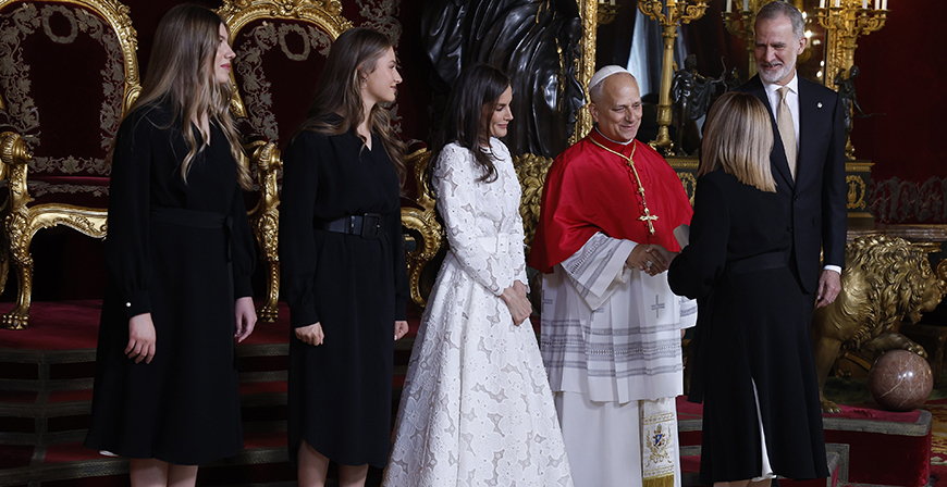 Buruaga invita al Papa Le�n XIV a visitar Cantabria y hablan de sus or�genes familiares en Isla