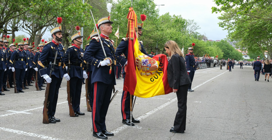 Buruaga jura bandera con motivo del ejercicio anual de la Guardia Real en Cantabria