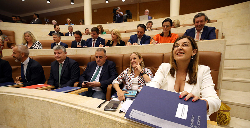 Buruaga presenta en el Parlamento un Gobierno 