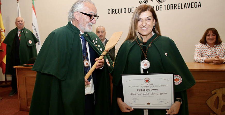 Buruaga recibe la capa verde de cofrade de honor de los Cocidos de Cantabria de Torrelavega