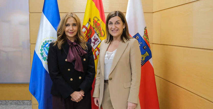 Buruaga recibe a la embajadora de El Salvador en Espa�a