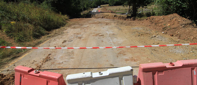 La CA-830 entre Izara y Suano, cortada por obras