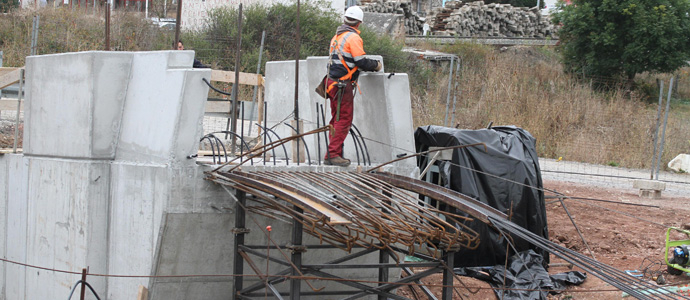 Los cables ya conectan las dos zapatas de la futura pasarela peatonal sobre el Hjar