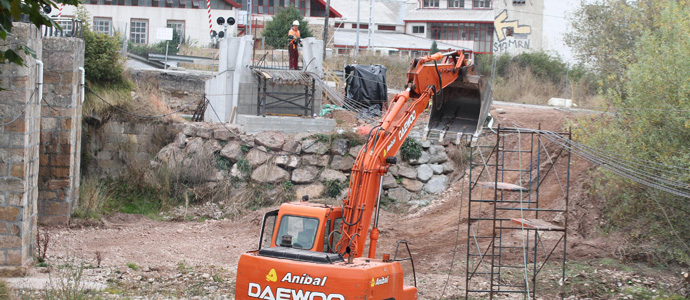 Los cables ya conectan las dos zapatas de la futura pasarela peatonal sobre el Hjar