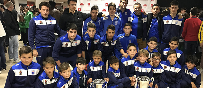 Los cadetes y benjamines del Naval recogen el premio de campeones de Tercera por la temporada pasada