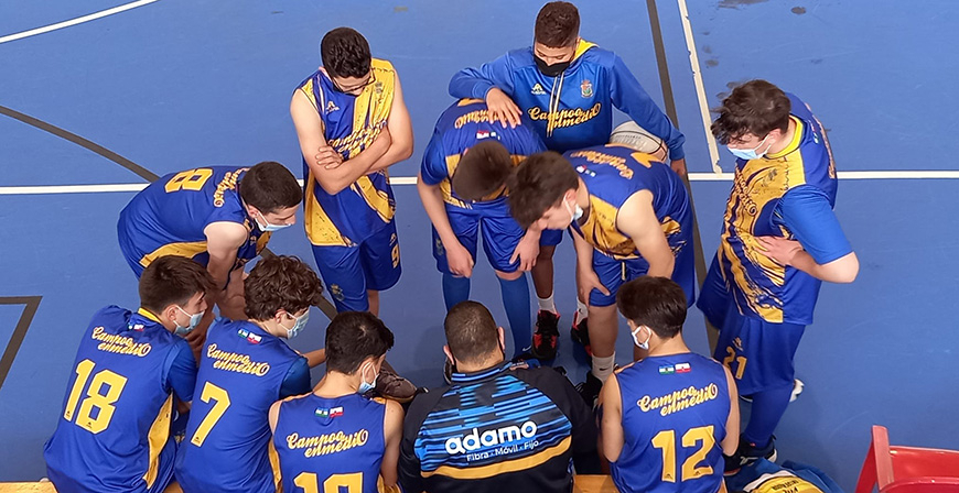 Los cadetes de Enmedio disputaron un triangular amistoso de baloncesto en Santoa