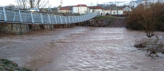 Cae un rbol sobre un turismo en Reinosa y se inundan varios locales y viviendas
