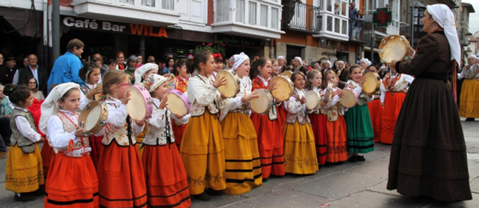 La Cagiga comienza a recoger los trajes campurrianos que se vendern en la feria de julio