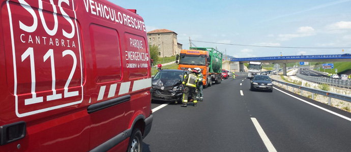 La cada de un cable provoca la colisin de dos vehculos y daos a otros tres en la A-8