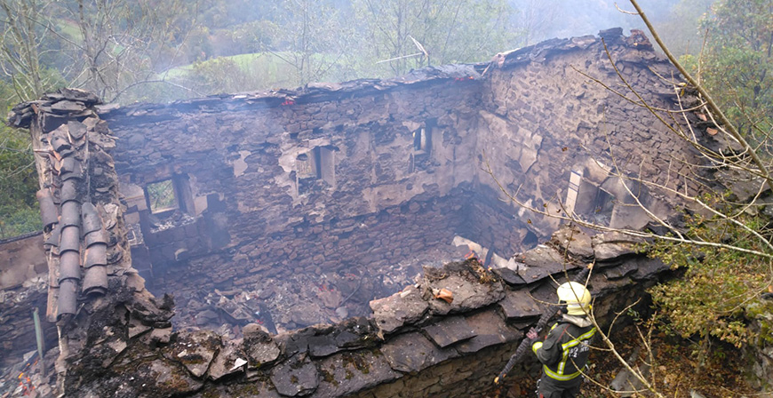Calcinada una cabaa pasiega por un incendio