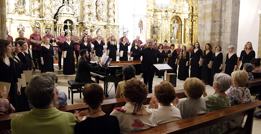 La Camerata Coral de la Universidad de Cantabria llena la parroquia de San Sebasti�n de Reinosa con un concierto solidario