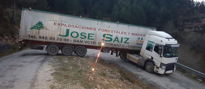 Un camin cruzado bloquea la pista entre Espinosa de Bricia y Santa Mara de Hito