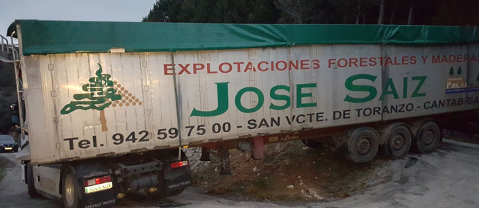 Un camin cruzado bloquea la pista entre Espinosa de Bricia y Santa Mara de Hito