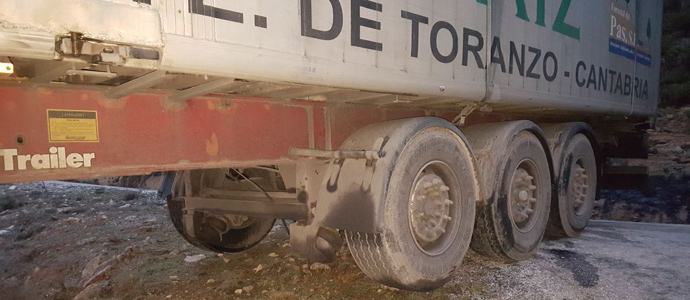 Un camin cruzado bloquea la pista entre Espinosa de Bricia y Santa Mara de Hito