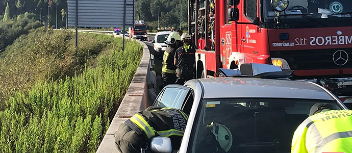 Un camin embiste a un vehculo parado en el arcn de la A-67 en el viaducto de Cieza