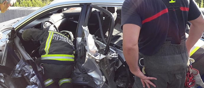 Un camin embiste a un vehculo parado en el arcn de la A-67 en el viaducto de Cieza