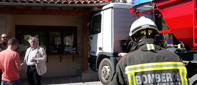 Un camin de obra estacionado, con un fallo en los frenos, colisiona contra la Oficina de Turismo de Tama
