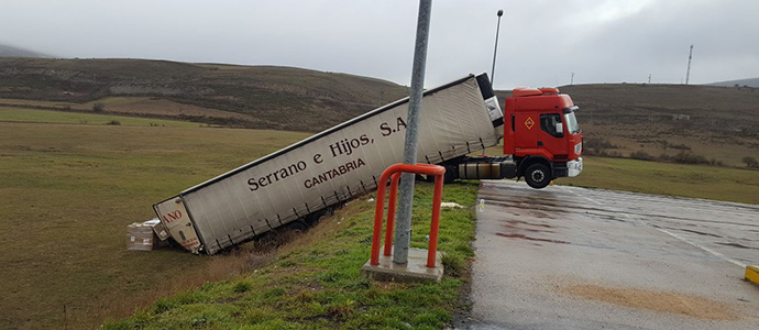 Un camin se precipita por un talud en la gasolinera de Fombellida