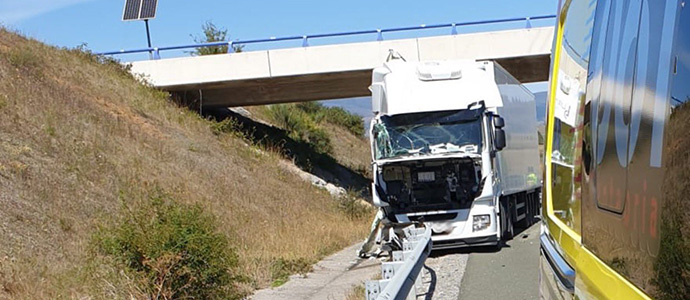 Un camionero resulta herido al colisionar su vehculo contra el quitamiedos de la A-67 a la altura de Cervatos